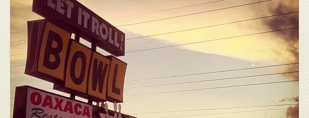 Let It Roll Bowl & Entertainment is one of Orte, die Chuck gefallen.