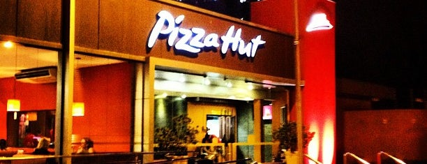 Pizza Hut is one of Lieux sauvegardés par Glauco.