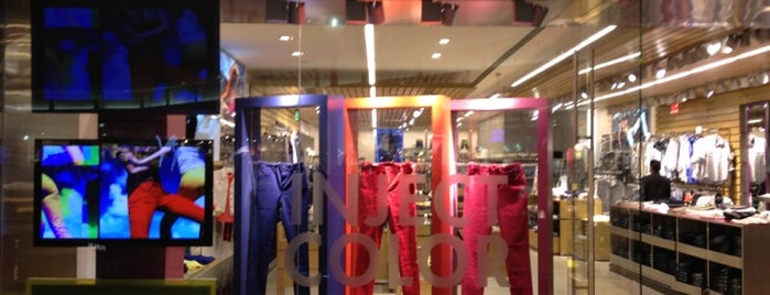 Calvin Klein Jeans is one of Tempat yang Disukai Didier.