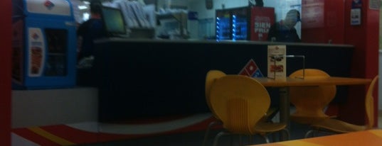 Domino's Pizza is one of สถานที่ที่ Gabs ถูกใจ.
