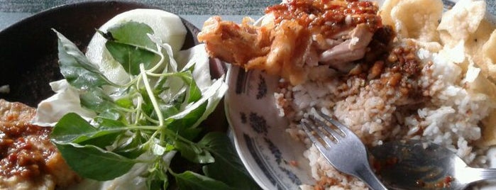 Ayam Penyet Bu Ribut is one of Must-visit Food Trucks in Surakarta.