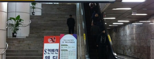 Gangnam-gu Office Stn. is one of 분당선 (Bundang Line).