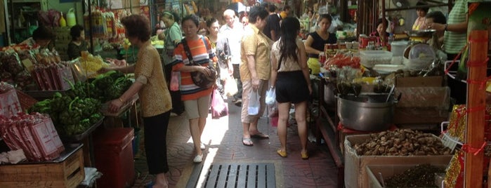 Yaowarat Market is one of Away.....