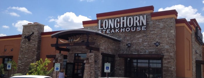 LongHorn Steakhouse is one of Tempat yang Disukai Karen.