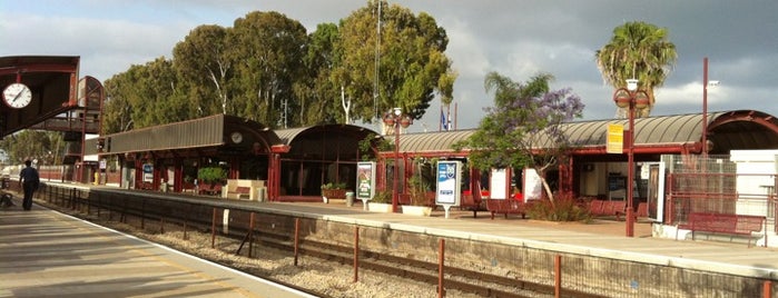 Netanya Train Station is one of Posti che sono piaciuti a Alexander.