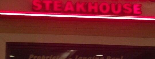 Outback Steakhouse is one of Locais curtidos por Marcio.