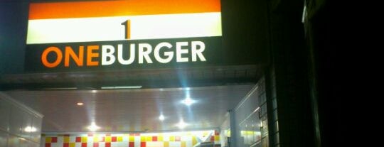 One Burger is one of สถานที่ที่ Alexandre ถูกใจ.