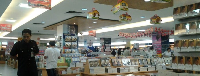 Gramedia is one of Charlesさんのお気に入りスポット.