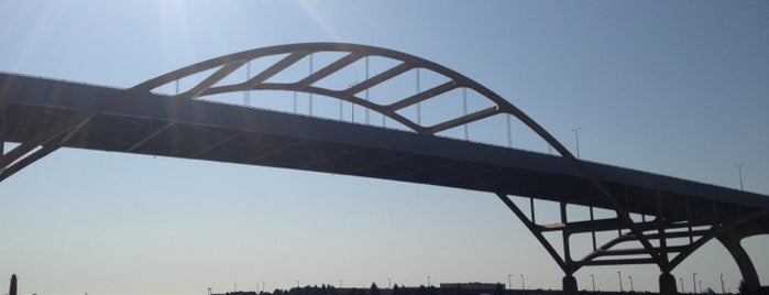 Daniel Hoan Memorial Bridge is one of Summerfest Grounds.