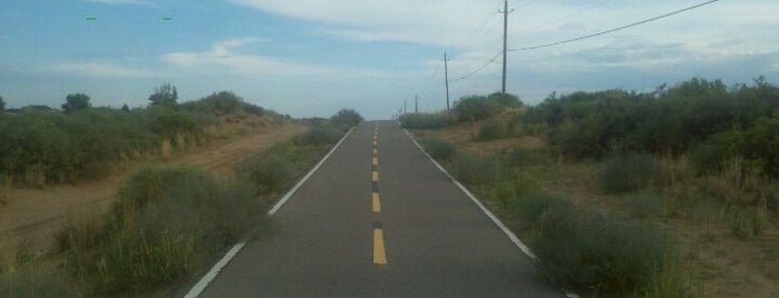 Bike Trail Along Manzano Expressway is one of สถานที่ที่ Scott ถูกใจ.