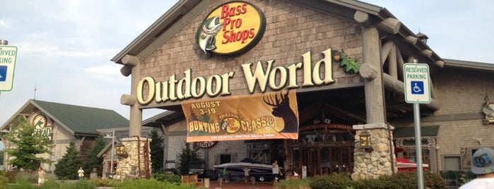 Bass Pro Shops is one of Warさんのお気に入りスポット.