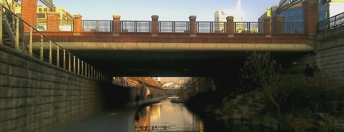 Majeon Bridge is one of Bridges over Cheonggyecheon.