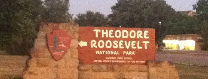 Theodore Roosevelt National Park is one of Tempat yang Disukai Greg.