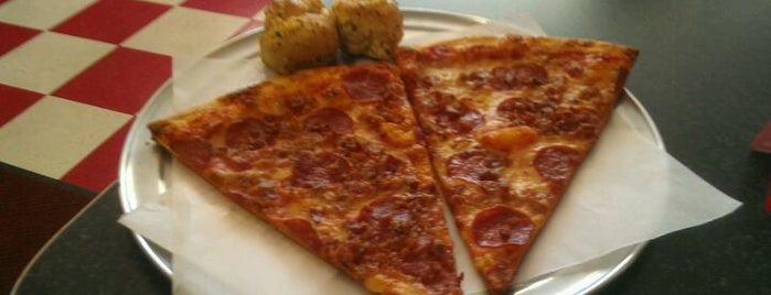 I Love NY Pizza - Haile Plantation is one of Lieux qui ont plu à Lizzie.