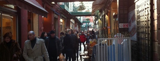 Marché aux Puces de Saint-Ouen is one of Paris- To do List.