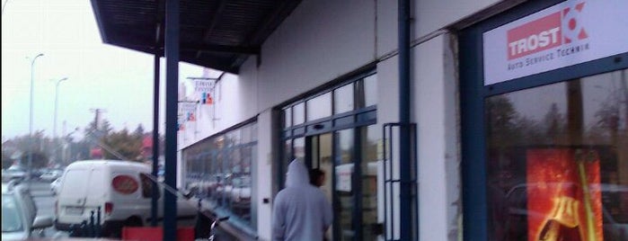 Lőrinc Center is one of Bevásárlóközpontok.