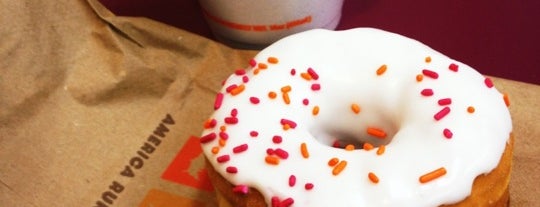 Dunkin' Donuts is one of Locais curtidos por Kimmie.