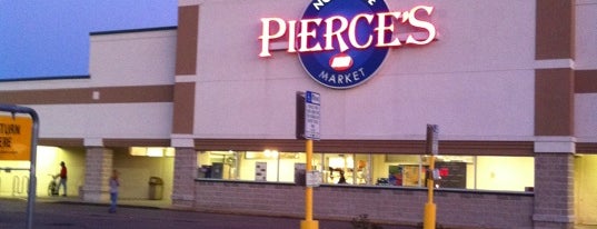 Pierce's Northside Market is one of Lugares favoritos de Divya.