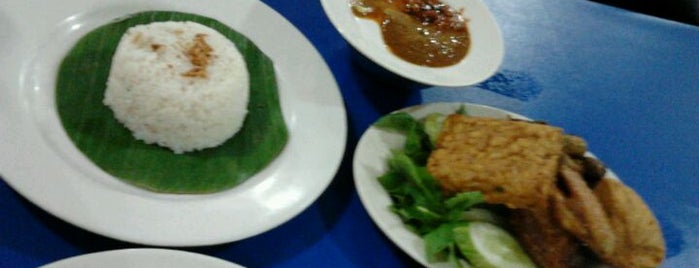 Nasi Uduk Kebon Kacang Pemuda is one of Kuliner Jekardah! :).