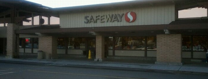 Safeway is one of Lugares favoritos de Alison.