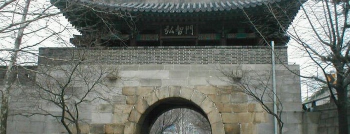弘智門 is one of Bukhansanseong Hike.