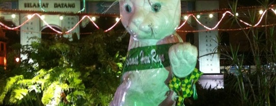 Great White Cat Statue is one of Kuching.