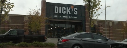 DICK'S Sporting Goods is one of Tempat yang Disukai Jordan.