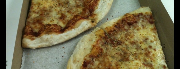 Aiello's Pizza is one of Lugares favoritos de Shane.