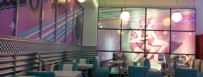 Blue Moon 50's Diner is one of Best places to eat in Ourense.