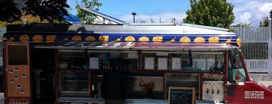 Doc's Of The Bay is one of Emeryville Food Trucks.