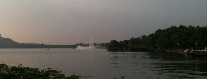 West Lake Fountain is one of Hangzhou (杭州).