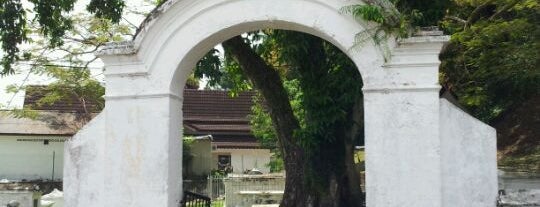 Dutch Graveyard is one of Malacca Attractions Guide 馬六甲旅遊指南.