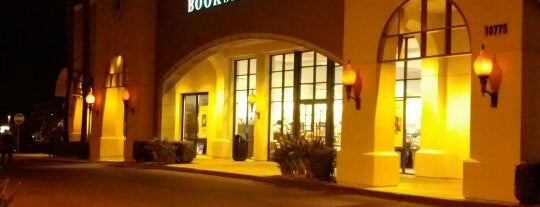 Barnes & Noble is one of Tempat yang Disukai Jessica.