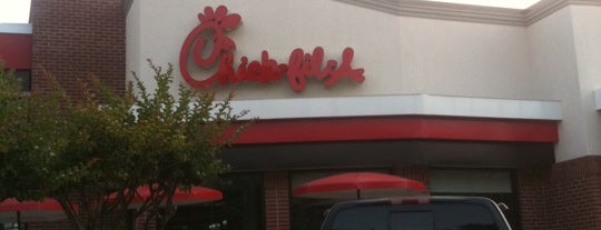 Chick-fil-A is one of สถานที่ที่ Brit ถูกใจ.