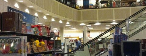 Barnes & Noble is one of Tempat yang Disukai David.