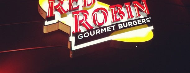 Red Robin Gourmet Burgers and Brews is one of Orte, die Phil gefallen.