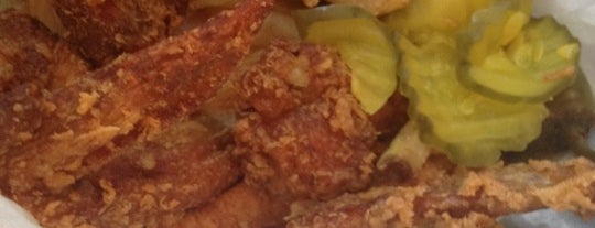 Hall's Honey Fried Chicken is one of Locais salvos de Shawn.