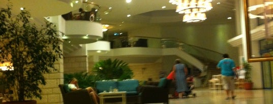 Lobby @Majesty is one of สถานที่ที่ Daria ถูกใจ.