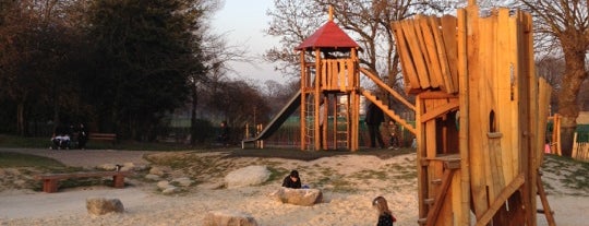 Victoria & Alexandra Playground is one of Lugares favoritos de Tom.