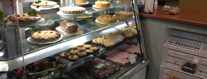 Gleneagle Bakery is one of Tempat yang Disukai Geoff.
