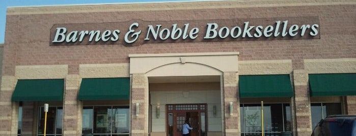 Barnes & Noble is one of สถานที่ที่ Phil ถูกใจ.