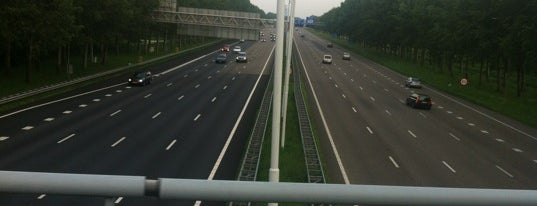 Brug over de A2 Ouderkerk is one of Bridges in the Netherlands.