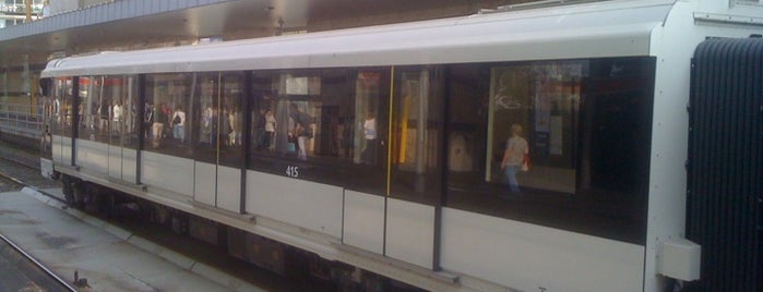 Métro Örs vezér tere (M2) is one of Budapesti metrómegállók.