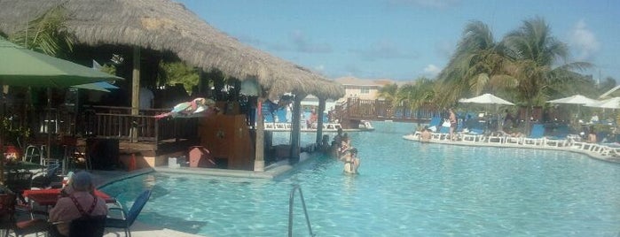 Jimmy Buffet's Margaritaville (Grand Turk) is one of Luisさんのお気に入りスポット.