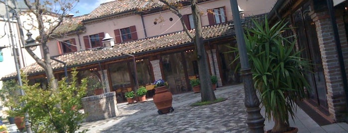 Casa Zanni is one of Mangiar bene a Rimini....