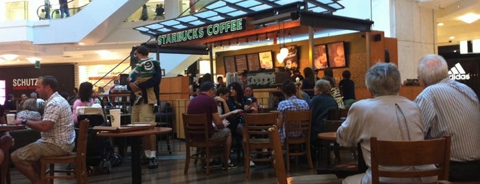 Starbucks is one of Locais curtidos por Aline.