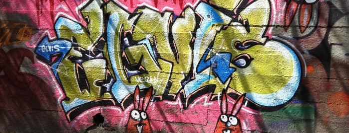 ściana przy ekranach dźwiękochłonnych is one of Street Art w Krakowie: Graffiti, Murale, KResKi.