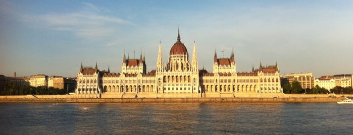Parlamento di Budapest is one of Chain Bridge (Lánchíd).