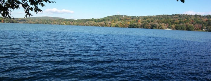 Putnam Lake is one of Tempat yang Disukai Dave.
