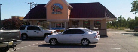 Luigi's Gyros & Pizza Express is one of Restaurants Lawton.